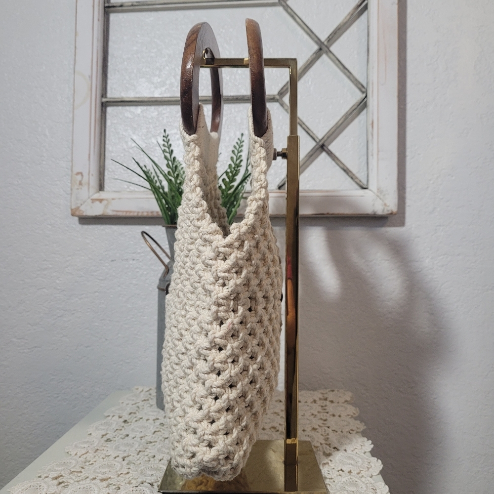 Vintage 70's Cream Boho Crochet Bag with Wooden Handle - Picture 4 of 9